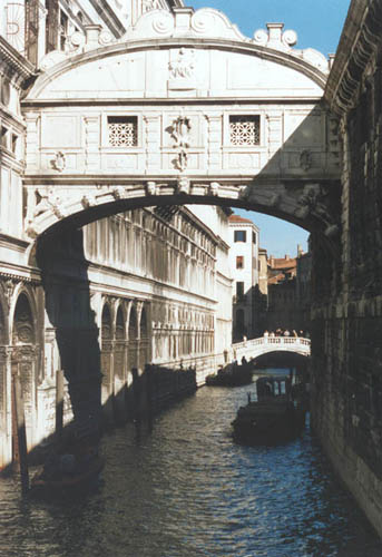 bridge of sighs joining the courts to the jail